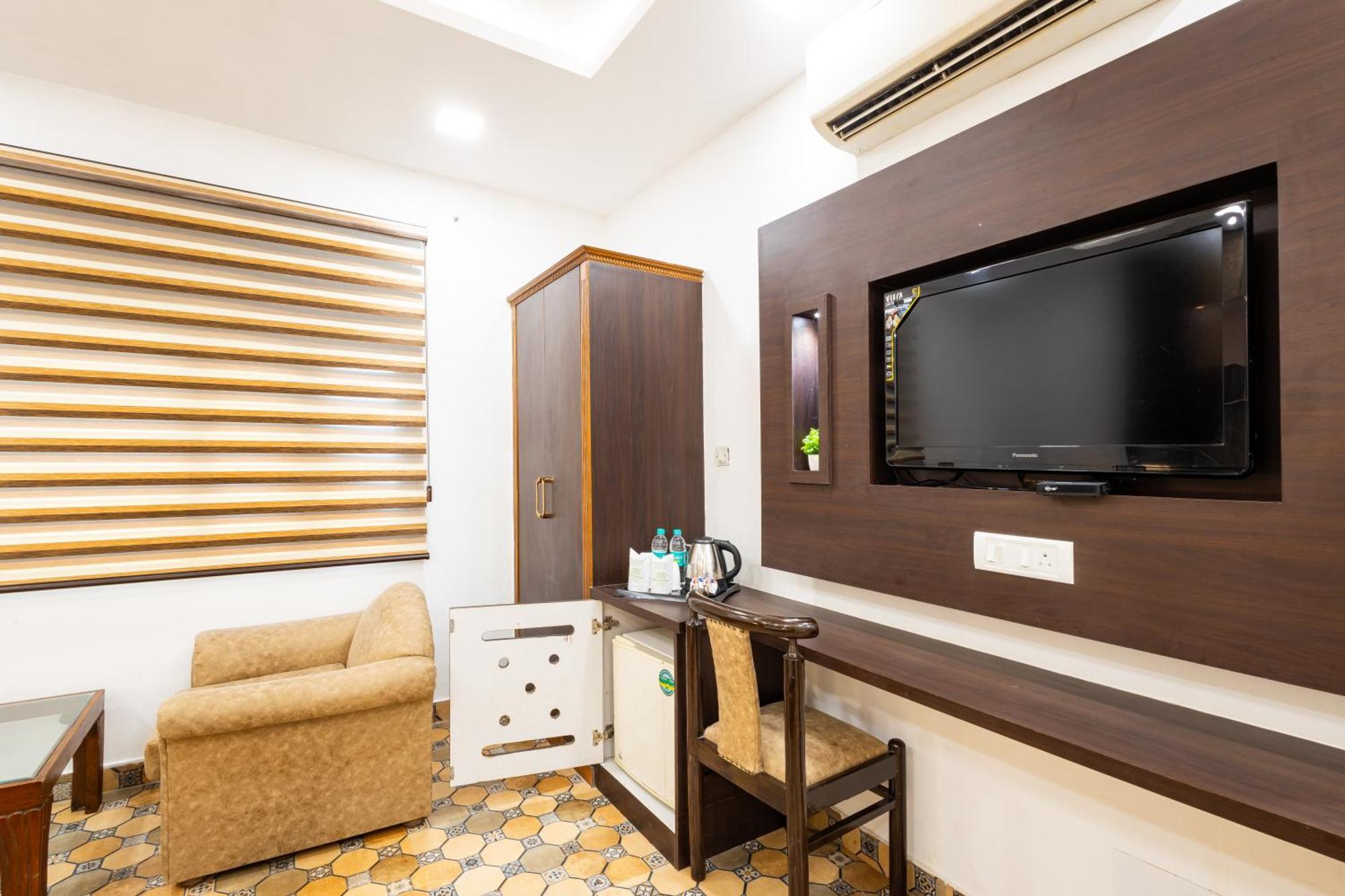 Hotel Panickers Residency - Ajmal Khan Market Near Karol Bagh Metro Дели Экстерьер фото
