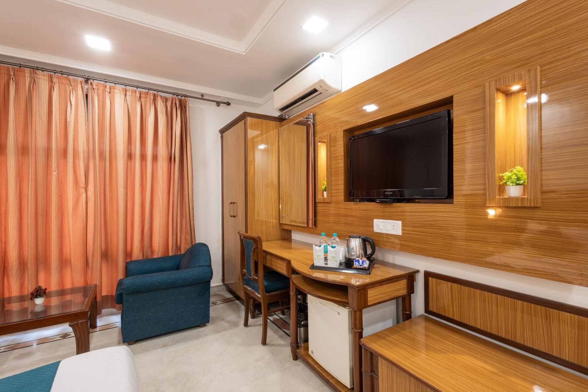 Hotel Panickers Residency - Ajmal Khan Market Near Karol Bagh Metro Дели Экстерьер фото