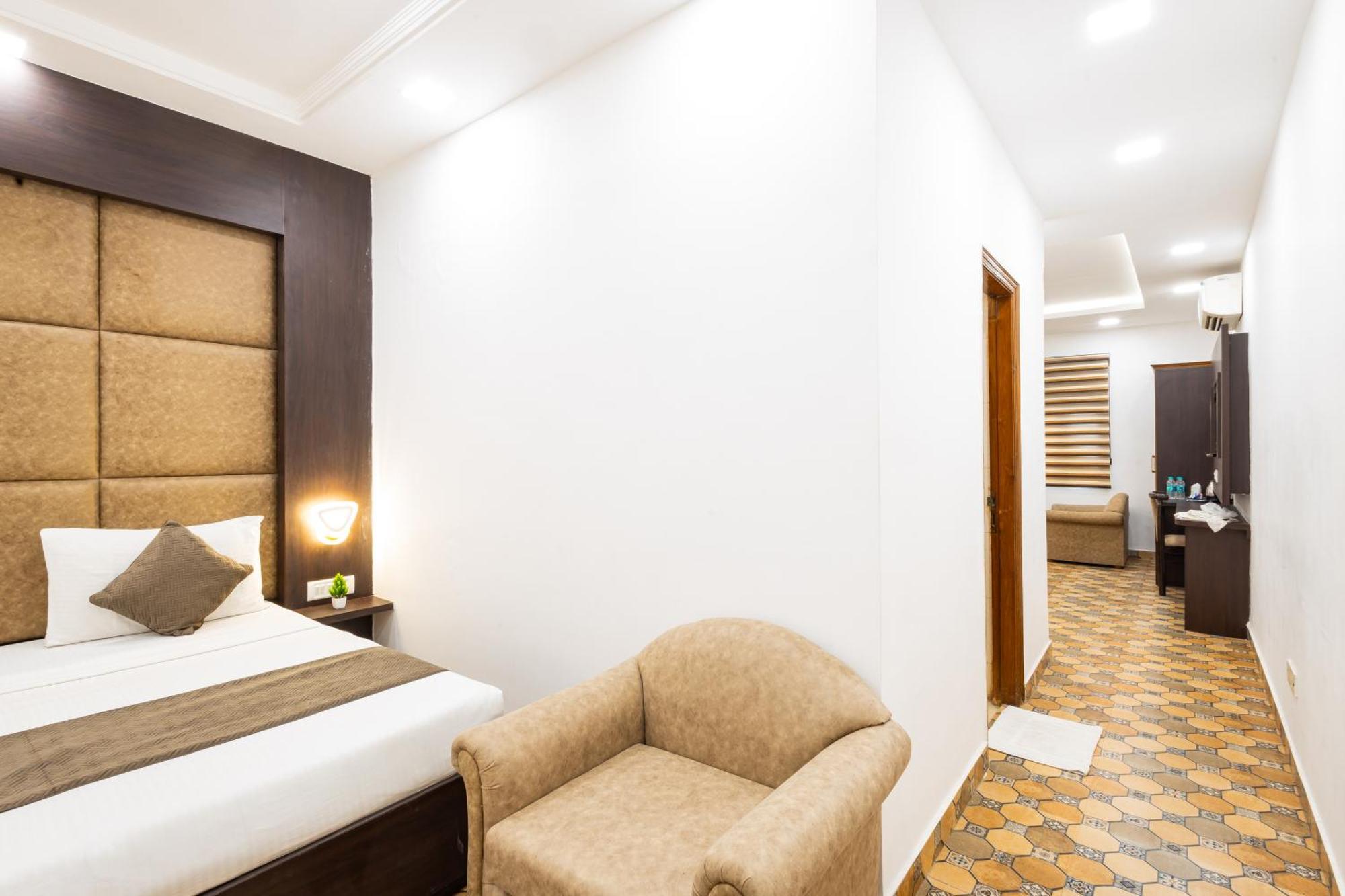 Hotel Panickers Residency - Ajmal Khan Market Near Karol Bagh Metro Дели Экстерьер фото