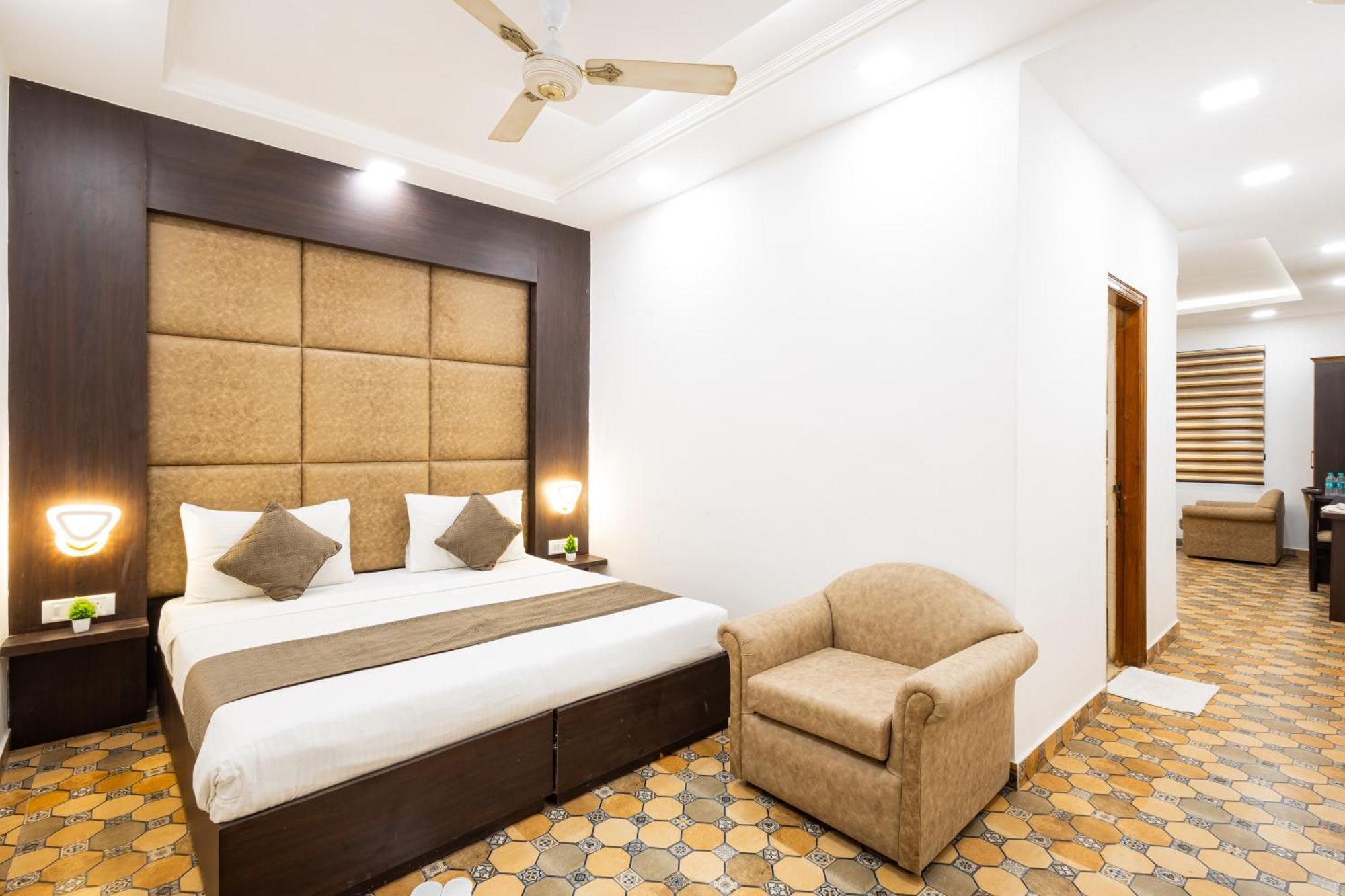Hotel Panickers Residency - Ajmal Khan Market Near Karol Bagh Metro Дели Экстерьер фото
