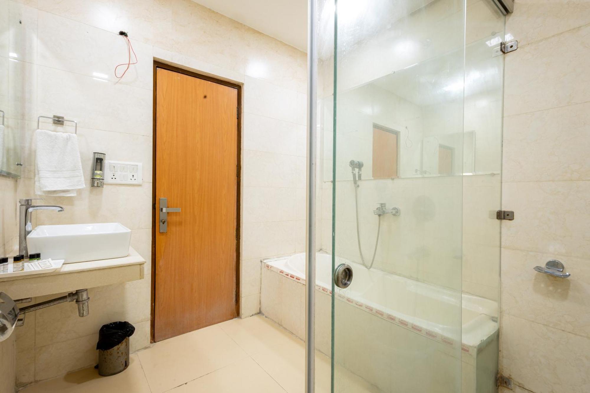 Hotel Panickers Residency - Ajmal Khan Market Near Karol Bagh Metro Дели Экстерьер фото