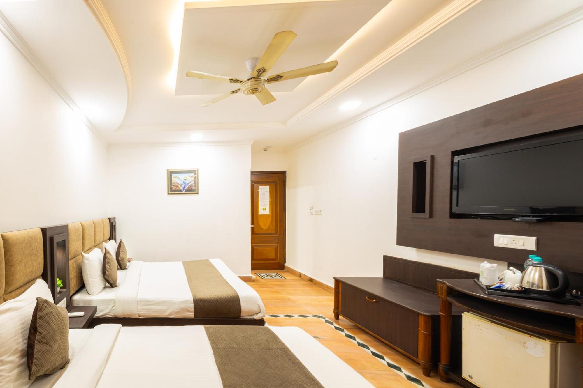 Hotel Panickers Residency - Ajmal Khan Market Near Karol Bagh Metro Дели Экстерьер фото